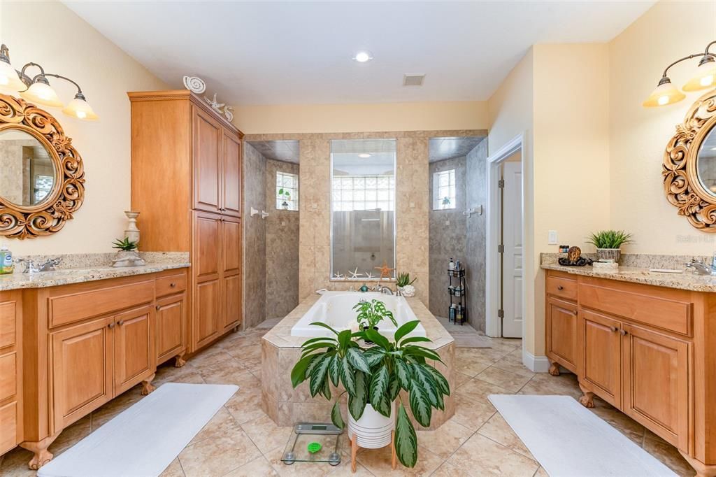 合同活跃: $515,000 (4 贝兹, 2 浴室, 2309 平方英尺)