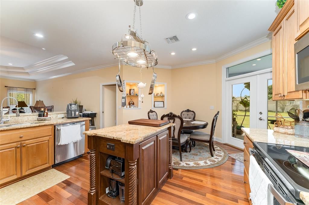 合同活跃: $515,000 (4 贝兹, 2 浴室, 2309 平方英尺)