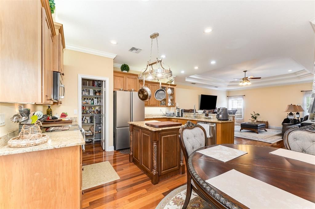 合同活跃: $515,000 (4 贝兹, 2 浴室, 2309 平方英尺)