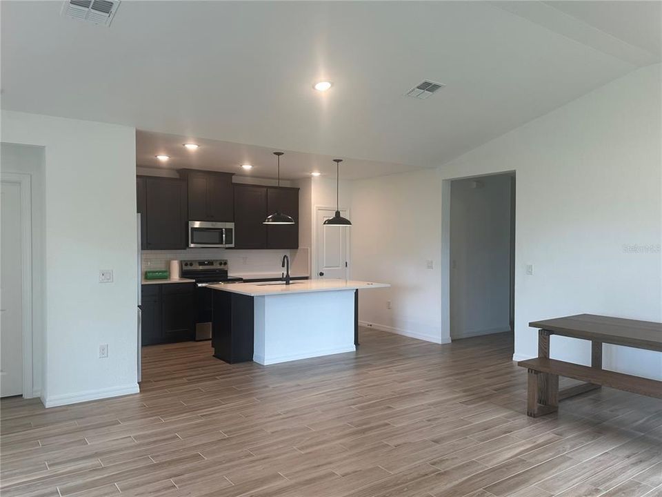 For Rent: $2,300 (3 beds, 2 baths, 1880 Square Feet)