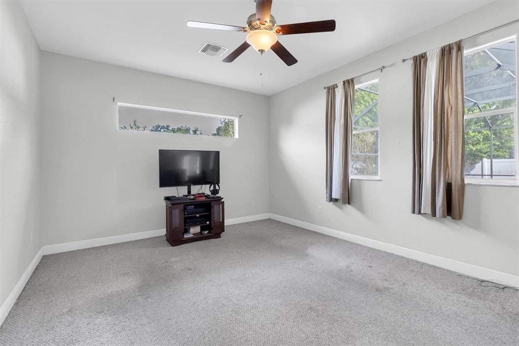 Activo con contrato: $385,000 (3 camas, 2 baños, 2282 Pies cuadrados)