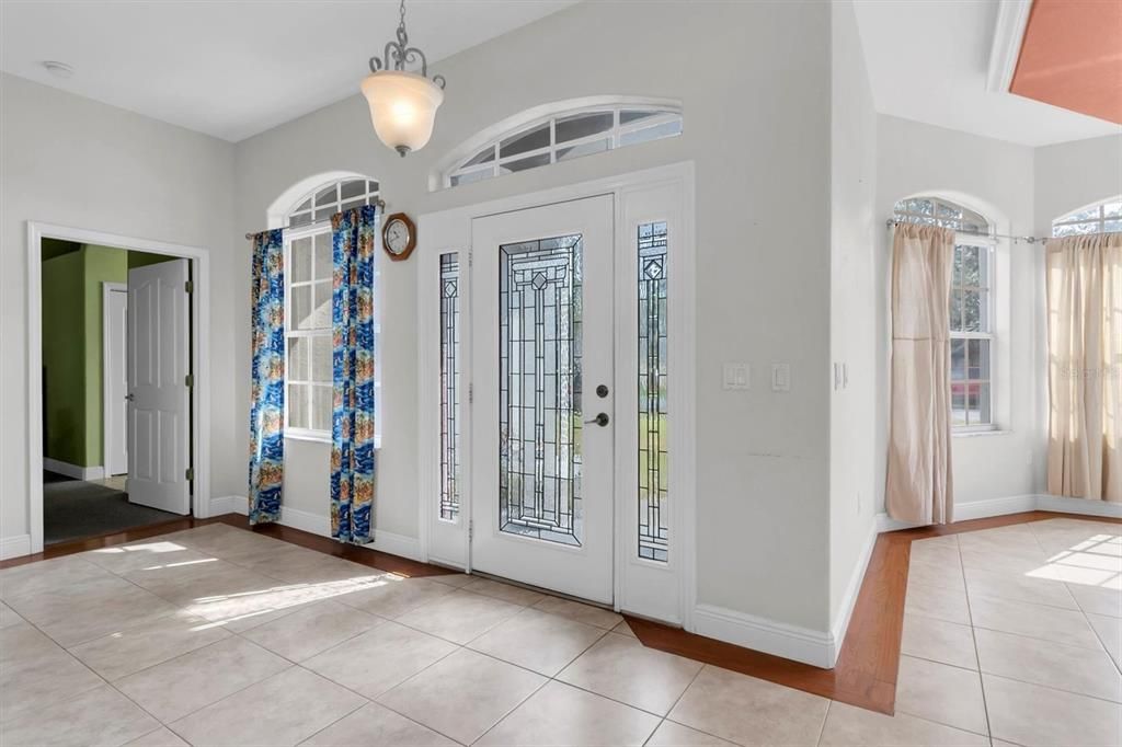 Activo con contrato: $385,000 (3 camas, 2 baños, 2282 Pies cuadrados)