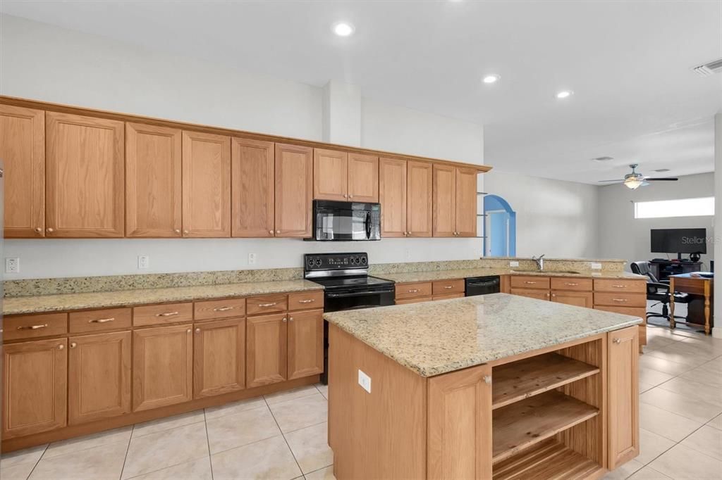 Activo con contrato: $385,000 (3 camas, 2 baños, 2282 Pies cuadrados)