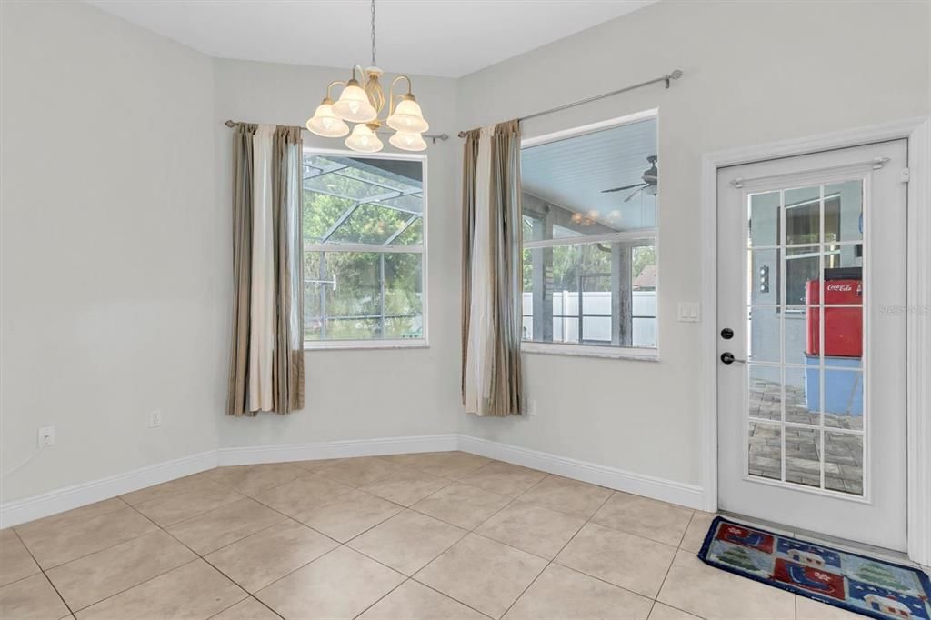 Activo con contrato: $385,000 (3 camas, 2 baños, 2282 Pies cuadrados)