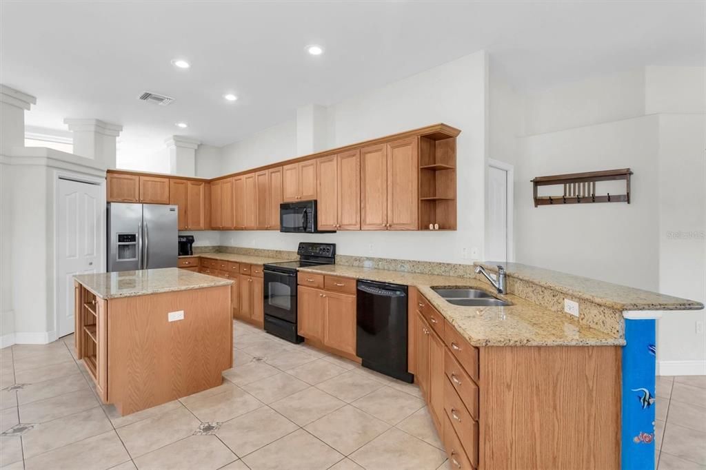 Activo con contrato: $385,000 (3 camas, 2 baños, 2282 Pies cuadrados)