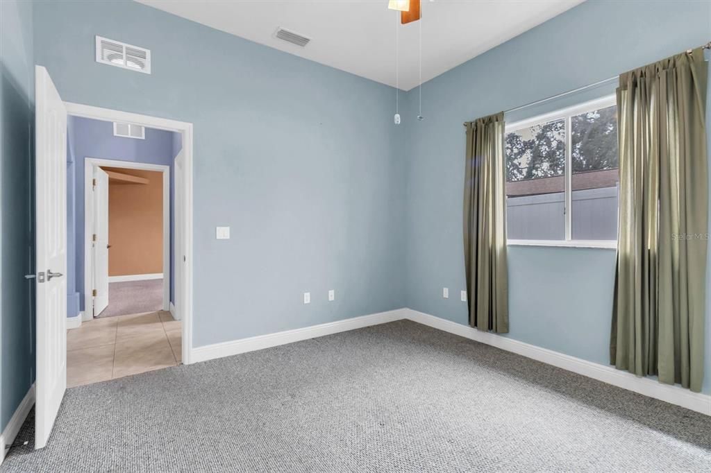 Activo con contrato: $385,000 (3 camas, 2 baños, 2282 Pies cuadrados)