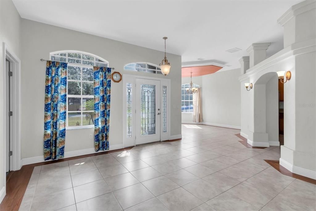 Activo con contrato: $385,000 (3 camas, 2 baños, 2282 Pies cuadrados)