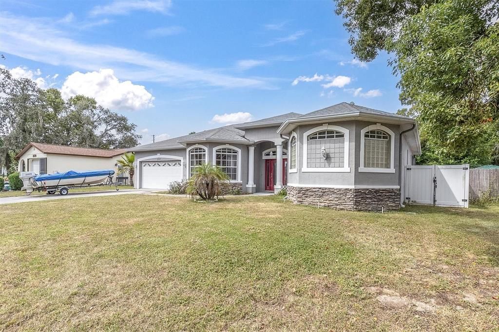 Activo con contrato: $385,000 (3 camas, 2 baños, 2282 Pies cuadrados)