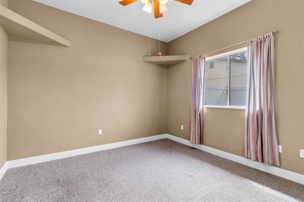 Activo con contrato: $385,000 (3 camas, 2 baños, 2282 Pies cuadrados)