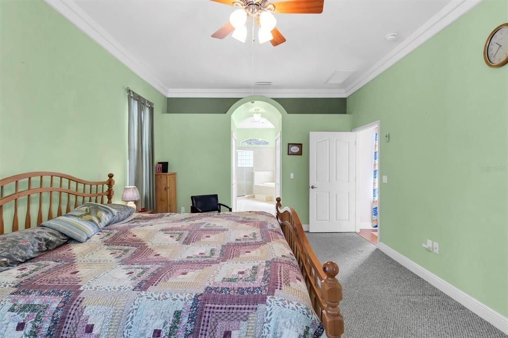 Activo con contrato: $385,000 (3 camas, 2 baños, 2282 Pies cuadrados)