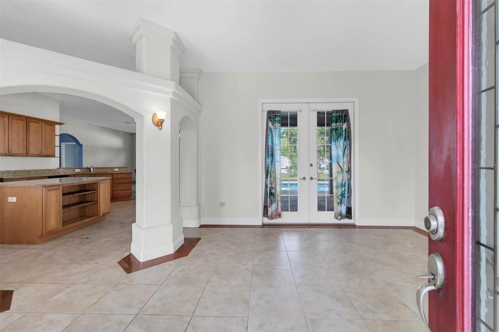 Activo con contrato: $385,000 (3 camas, 2 baños, 2282 Pies cuadrados)