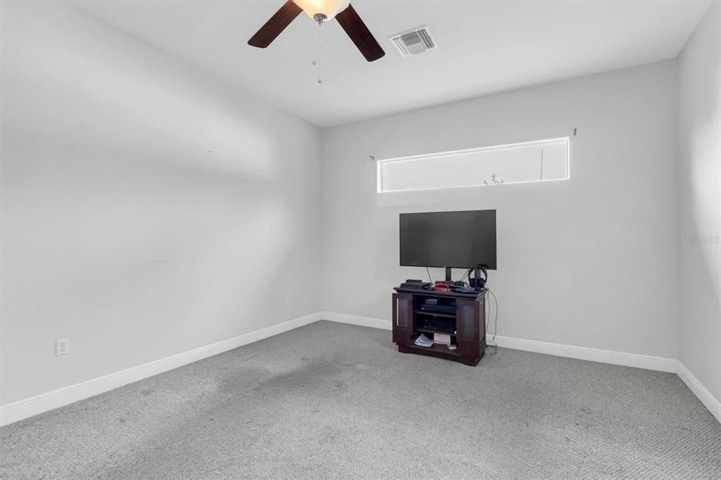 Activo con contrato: $385,000 (3 camas, 2 baños, 2282 Pies cuadrados)