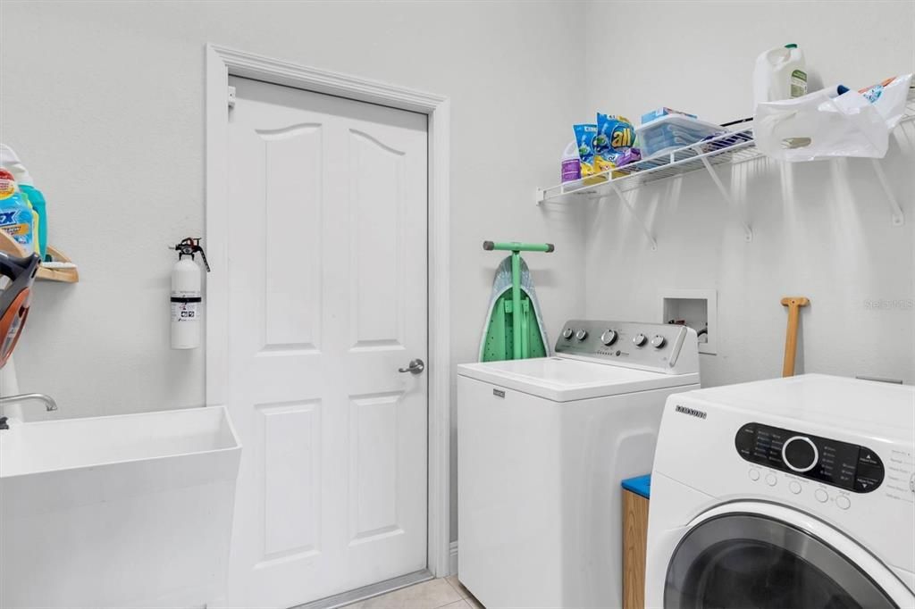 Activo con contrato: $385,000 (3 camas, 2 baños, 2282 Pies cuadrados)