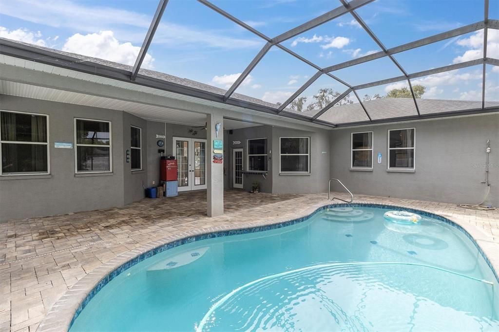 Activo con contrato: $385,000 (3 camas, 2 baños, 2282 Pies cuadrados)