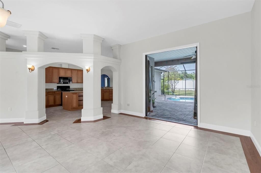 Activo con contrato: $385,000 (3 camas, 2 baños, 2282 Pies cuadrados)