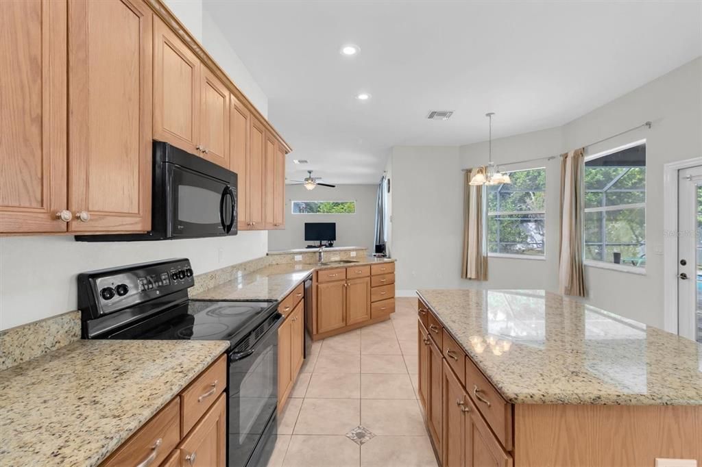 Activo con contrato: $385,000 (3 camas, 2 baños, 2282 Pies cuadrados)