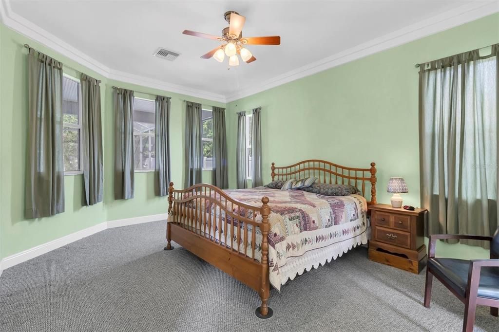 Activo con contrato: $385,000 (3 camas, 2 baños, 2282 Pies cuadrados)