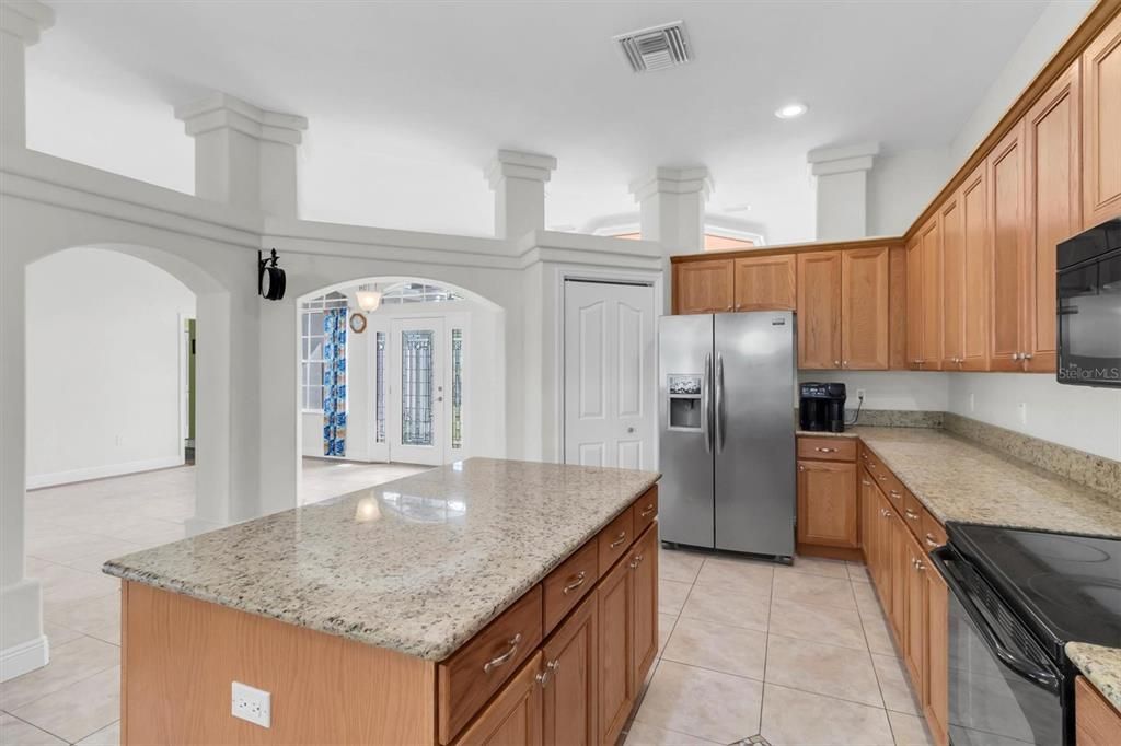 Activo con contrato: $385,000 (3 camas, 2 baños, 2282 Pies cuadrados)