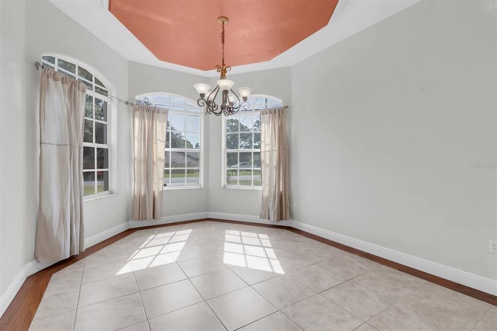 Activo con contrato: $385,000 (3 camas, 2 baños, 2282 Pies cuadrados)