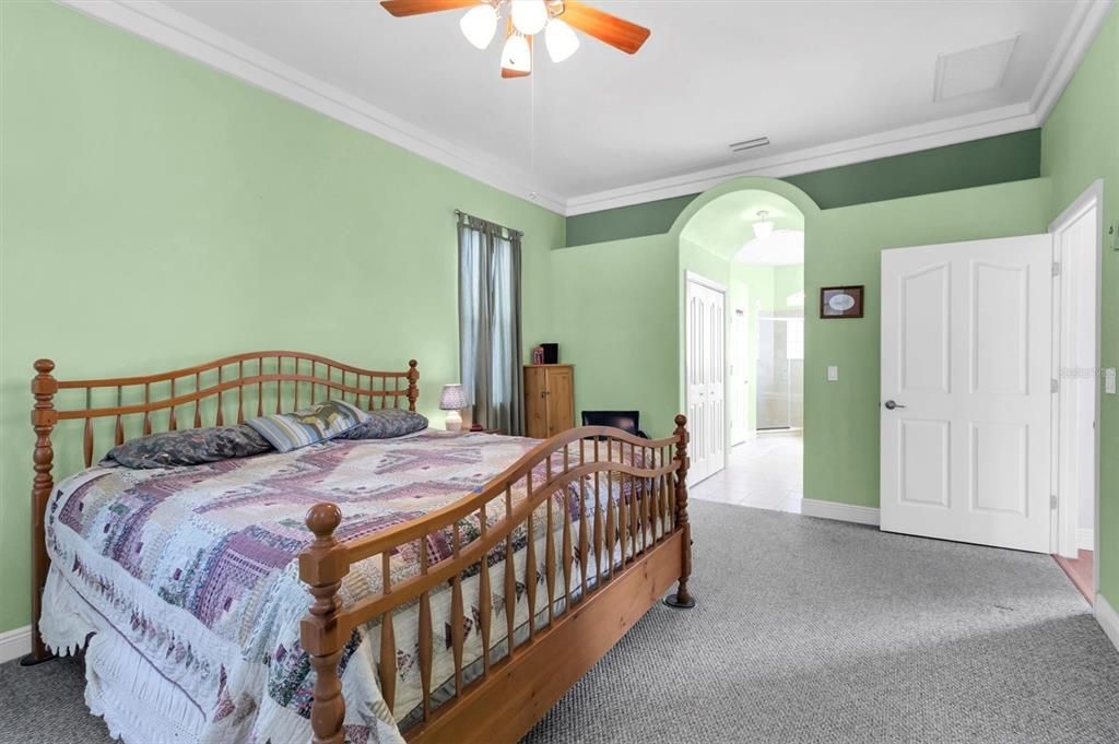 Activo con contrato: $385,000 (3 camas, 2 baños, 2282 Pies cuadrados)