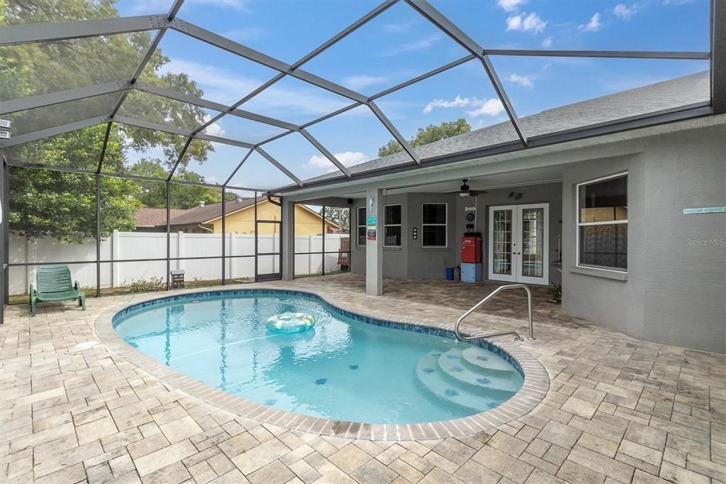 Activo con contrato: $385,000 (3 camas, 2 baños, 2282 Pies cuadrados)