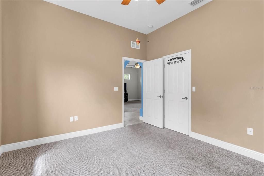 Activo con contrato: $385,000 (3 camas, 2 baños, 2282 Pies cuadrados)