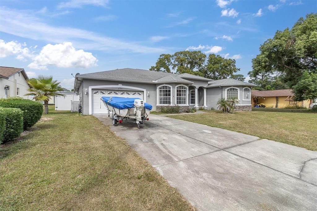 Activo con contrato: $385,000 (3 camas, 2 baños, 2282 Pies cuadrados)