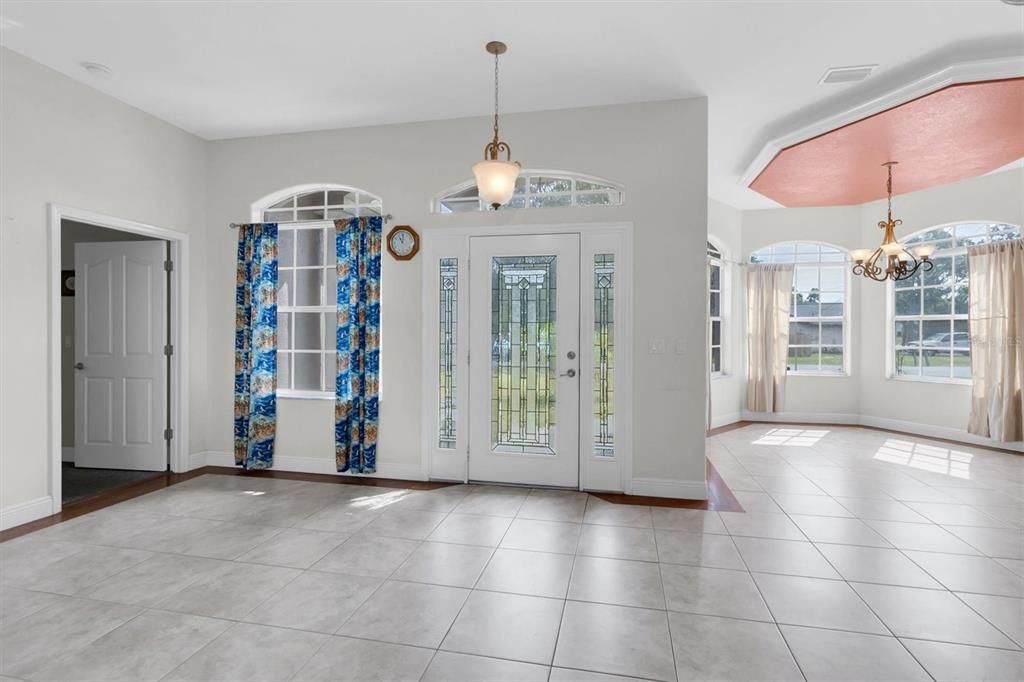 Activo con contrato: $385,000 (3 camas, 2 baños, 2282 Pies cuadrados)