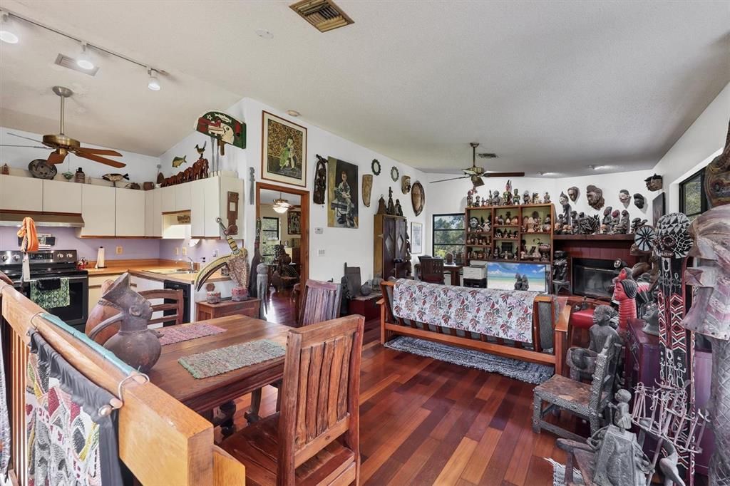 待售: $791,000 (2 贝兹, 1 浴室, 1624 平方英尺)