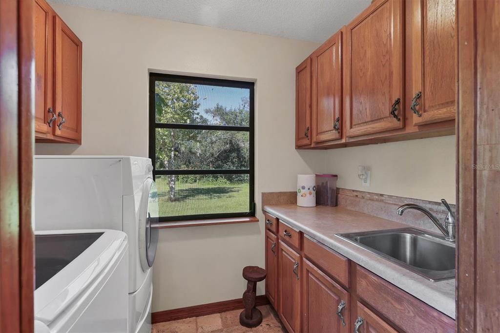 待售: $791,000 (2 贝兹, 1 浴室, 1624 平方英尺)