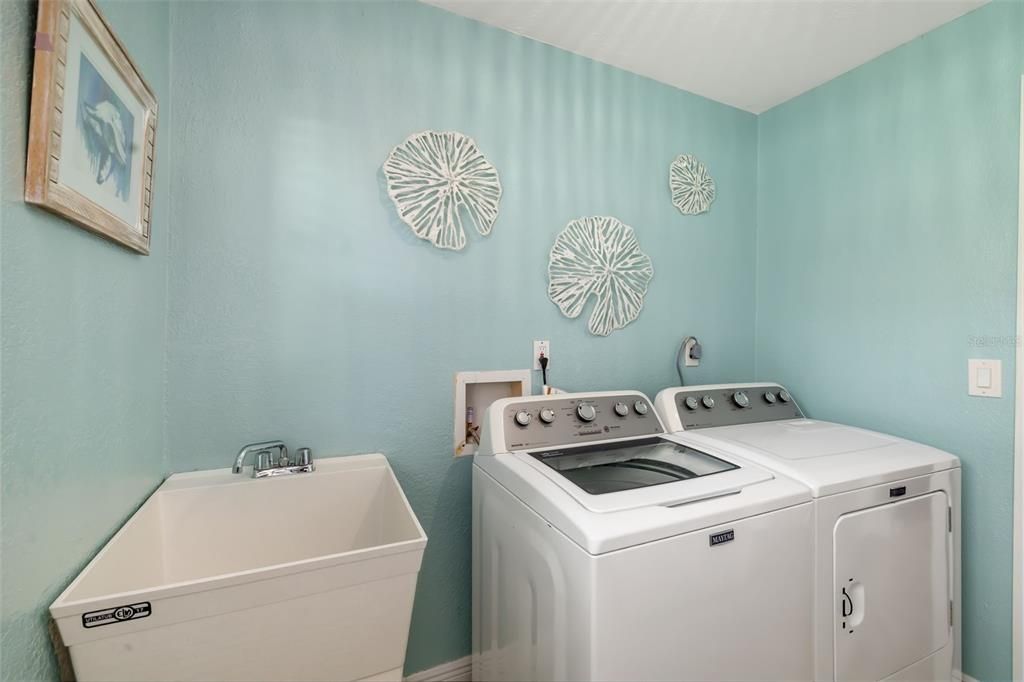 Active With Contract: $600,000 (3 beds, 2 baths, 1919 Square Feet)