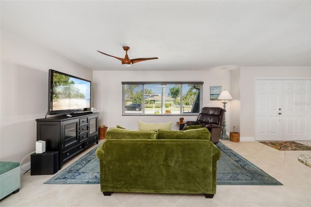 Active With Contract: $600,000 (3 beds, 2 baths, 1919 Square Feet)