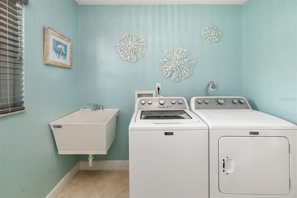 Active With Contract: $600,000 (3 beds, 2 baths, 1919 Square Feet)