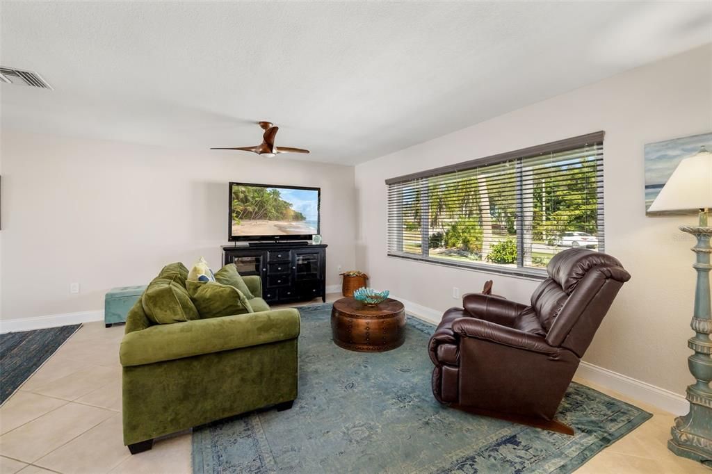 Active With Contract: $600,000 (3 beds, 2 baths, 1919 Square Feet)