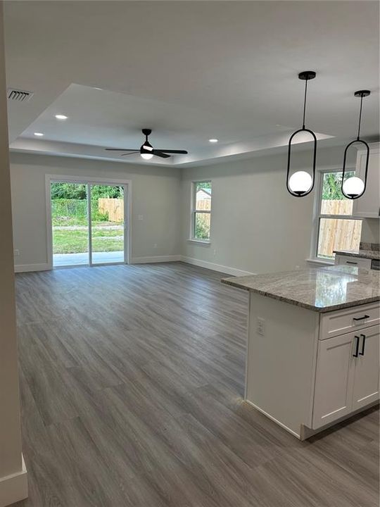 合同活跃: $279,900 (3 贝兹, 2 浴室, 1190 平方英尺)