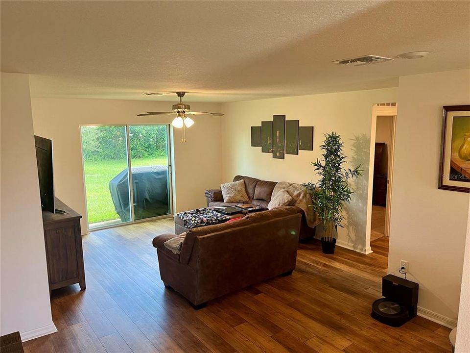 For Rent: $1,900 (3 beds, 2 baths, 1270 Square Feet)