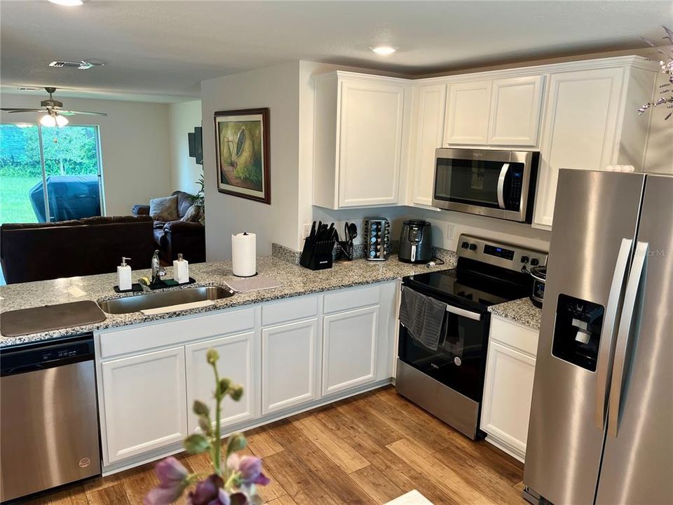 For Rent: $1,900 (3 beds, 2 baths, 1270 Square Feet)