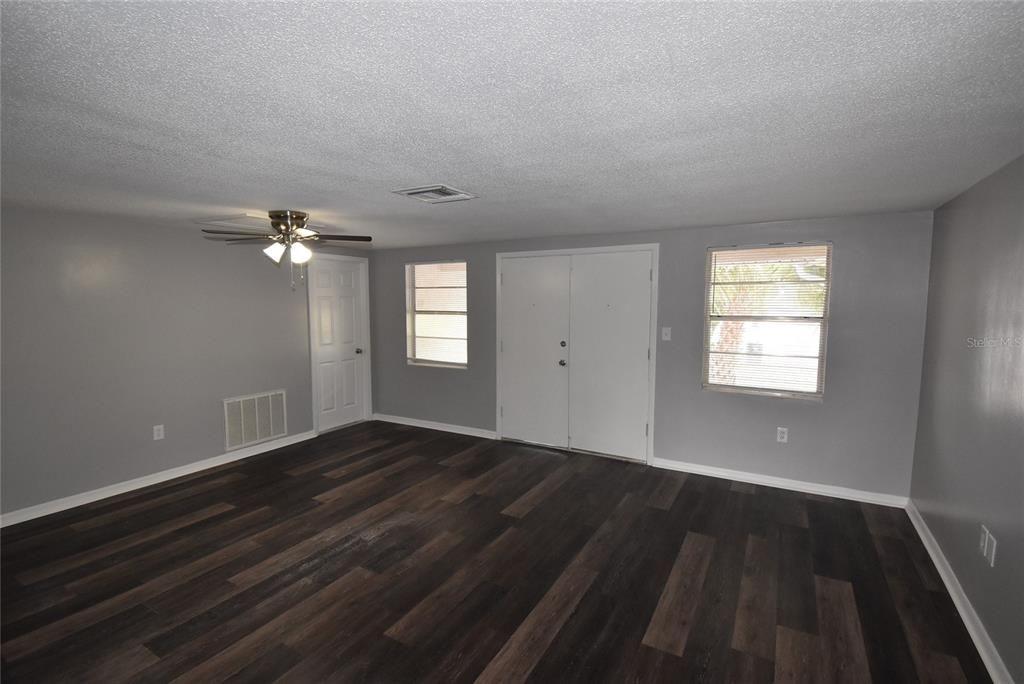 Active With Contract: $1,650 (3 beds, 2 baths, 1308 Square Feet)