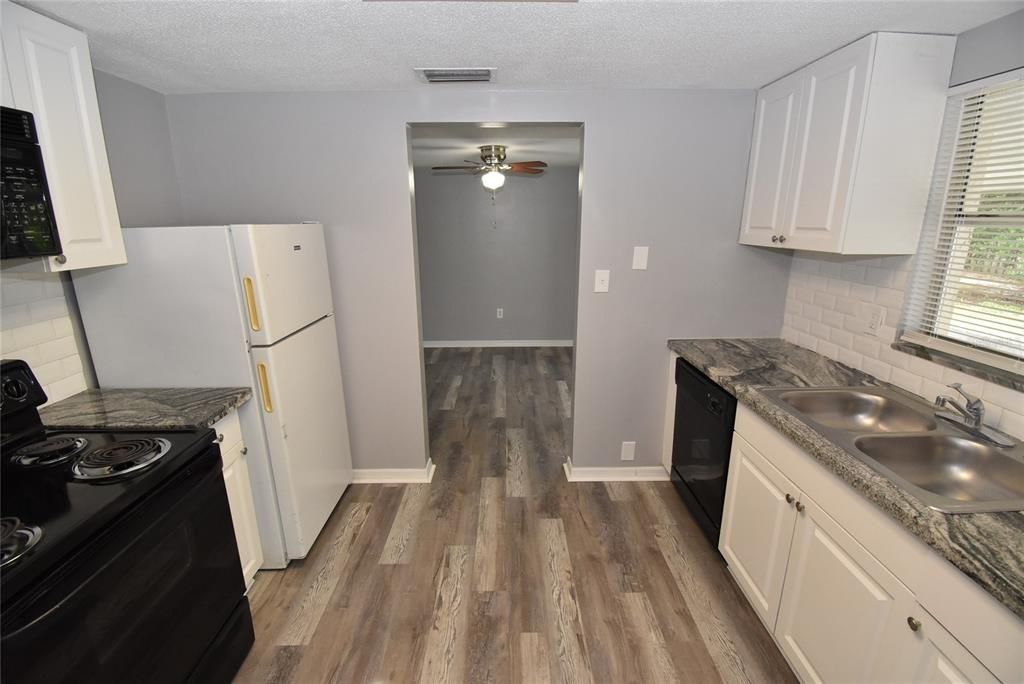 Active With Contract: $1,650 (3 beds, 2 baths, 1308 Square Feet)