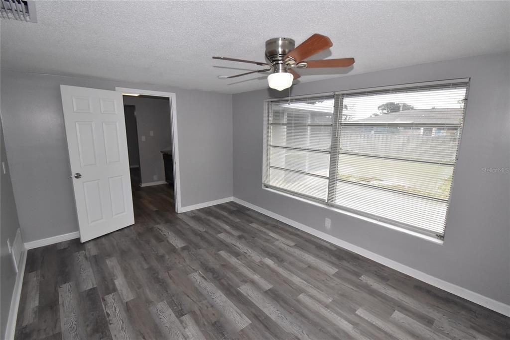 Active With Contract: $1,650 (3 beds, 2 baths, 1308 Square Feet)