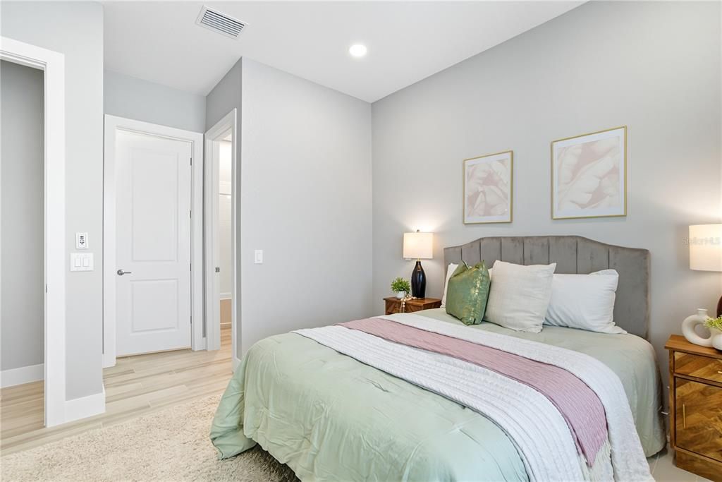 合同活跃: $1,290,000 (3 贝兹, 3 浴室, 2667 平方英尺)