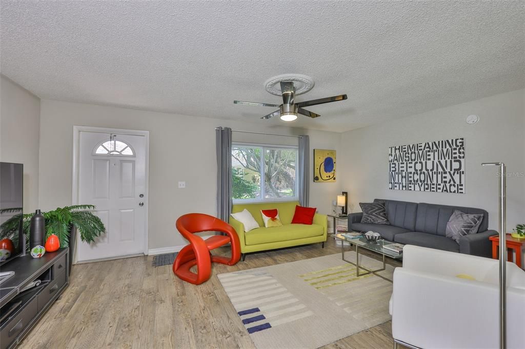 Active With Contract: $125,000 (1 beds, 1 baths, 820 Square Feet)