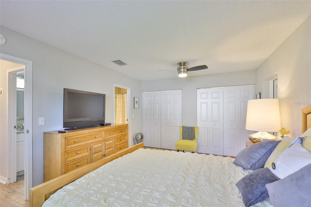 Active With Contract: $125,000 (1 beds, 1 baths, 820 Square Feet)