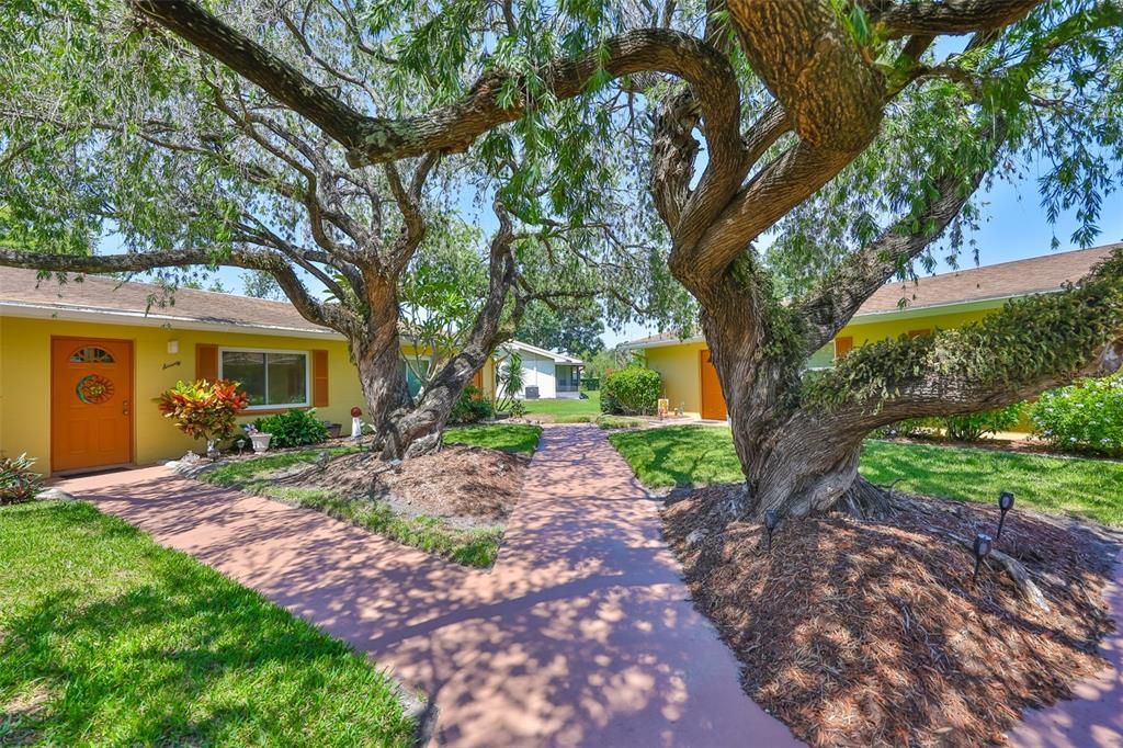 Active With Contract: $125,000 (1 beds, 1 baths, 820 Square Feet)