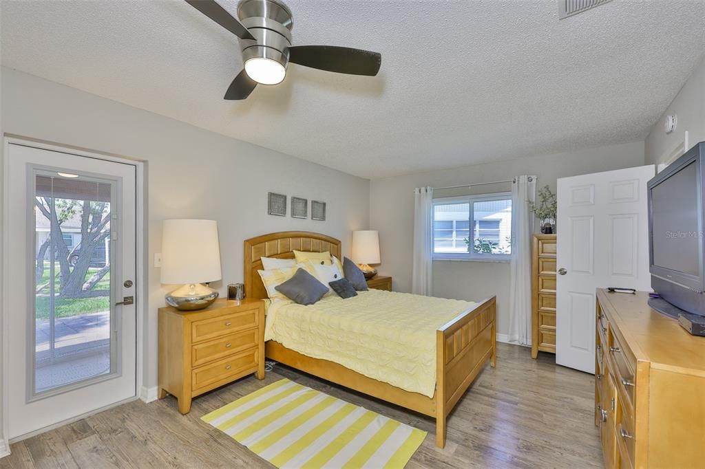 Active With Contract: $125,000 (1 beds, 1 baths, 820 Square Feet)