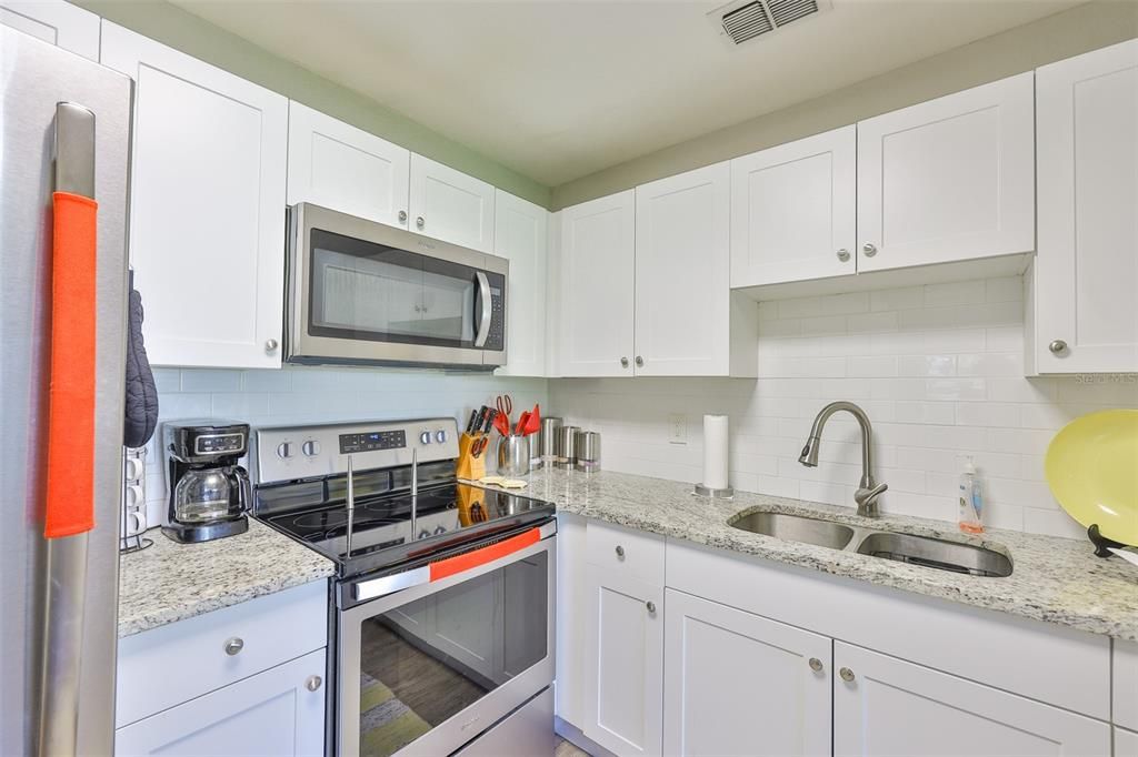 Active With Contract: $125,000 (1 beds, 1 baths, 820 Square Feet)
