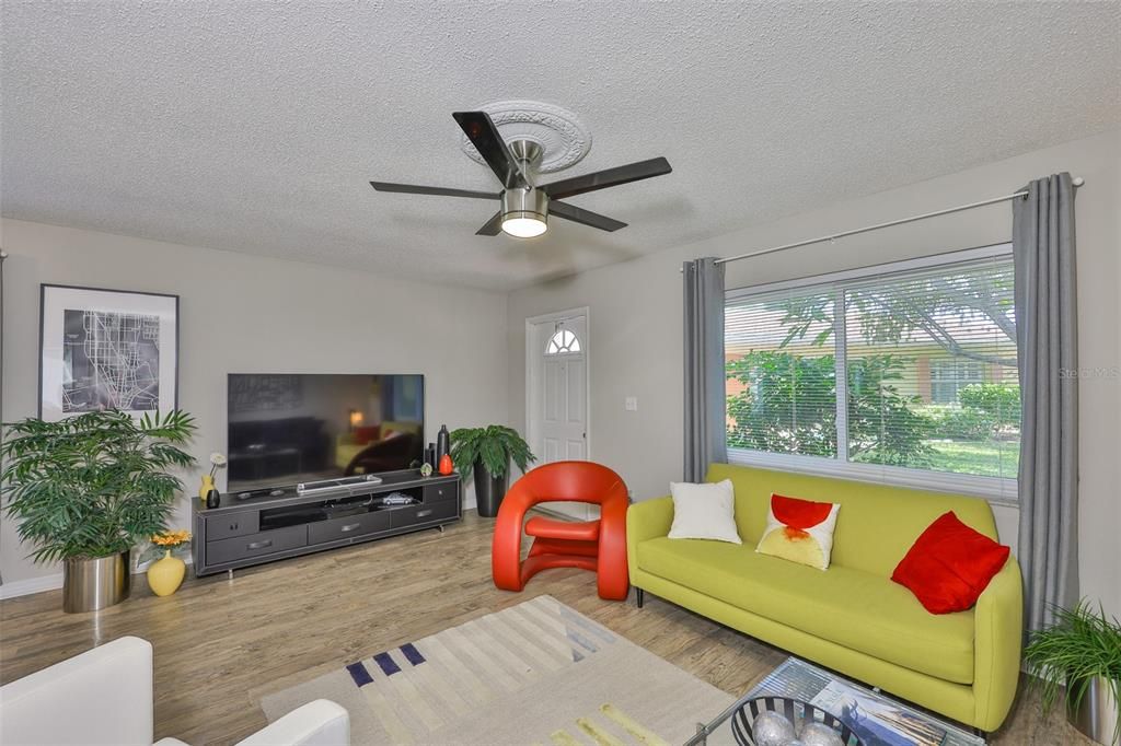 Active With Contract: $125,000 (1 beds, 1 baths, 820 Square Feet)
