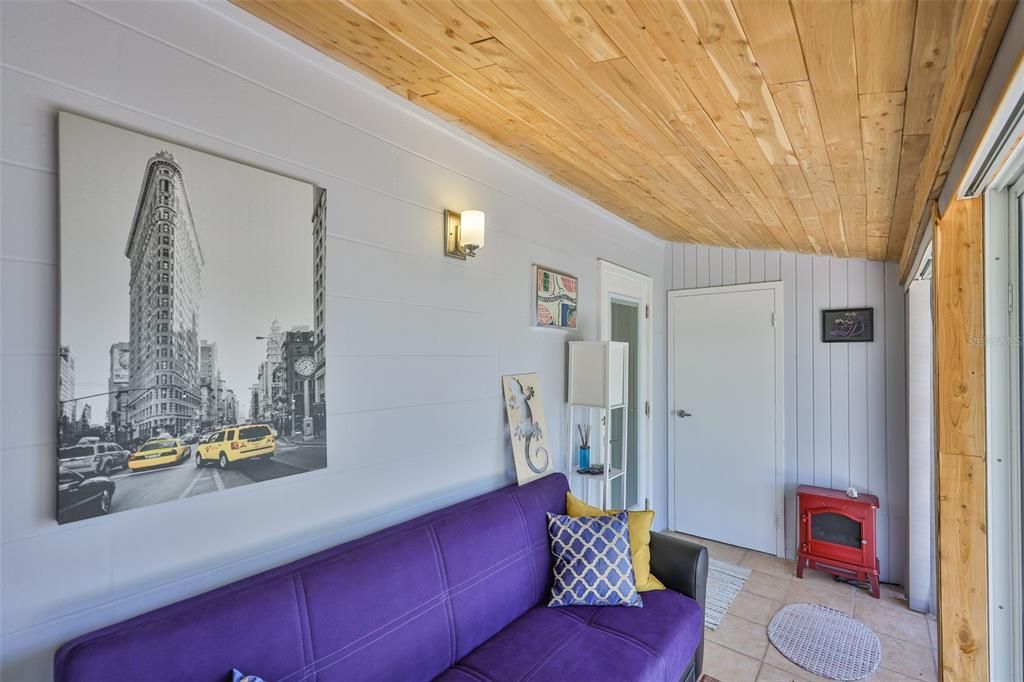 Active With Contract: $125,000 (1 beds, 1 baths, 820 Square Feet)