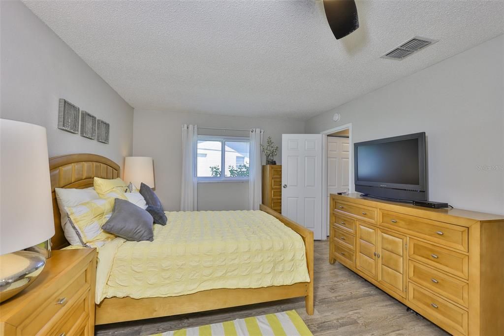 Active With Contract: $125,000 (1 beds, 1 baths, 820 Square Feet)