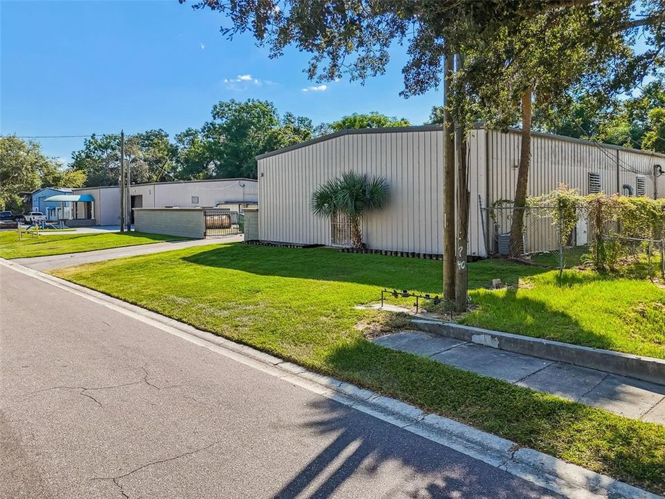 合同活跃: $2,500,000 (0 贝兹, 0 浴室, 12010 平方英尺)